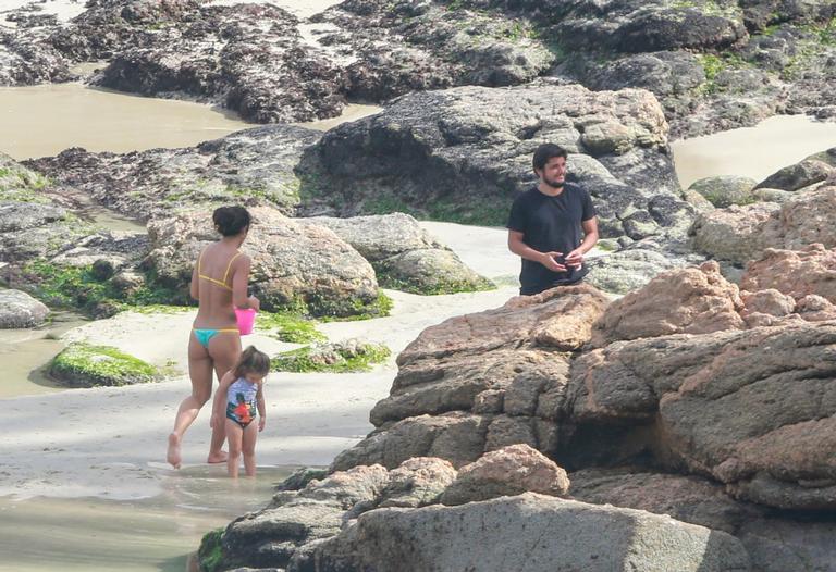 Bruno Gissoni e Yanna Lavigne são flagrados na praia com a filha, Madalena