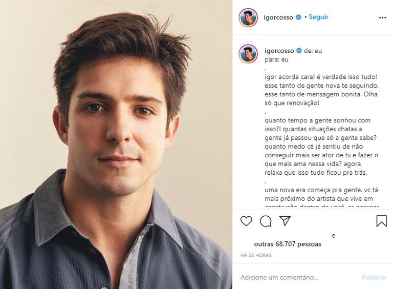 Ator Igor Cosso posa com namorado e se assume gay