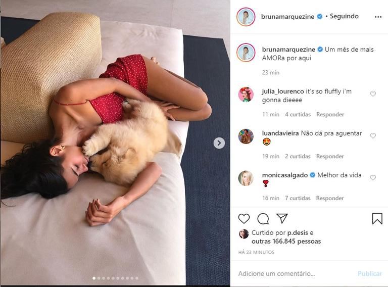 Bruna Marquezine comemora 1 mês ao lado de Amora