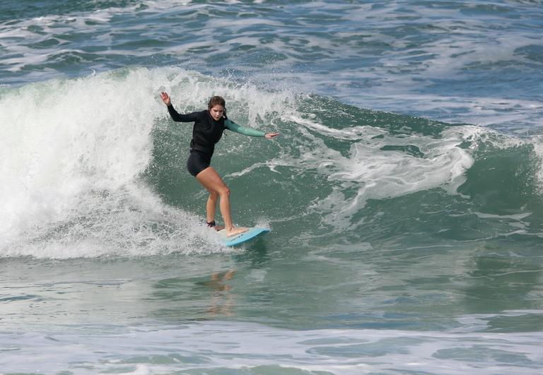 Isabella Santoni é flagrada surfando no Rio e mostra habilidade 