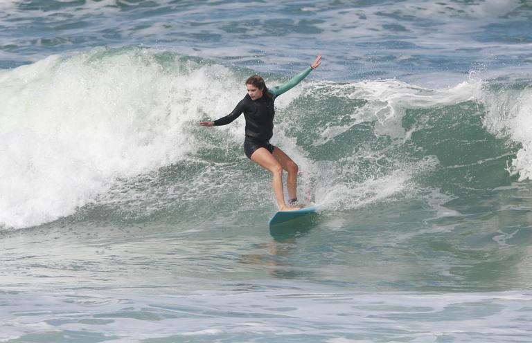 Isabella Santoni é flagrada surfando no Rio e mostra habilidade 