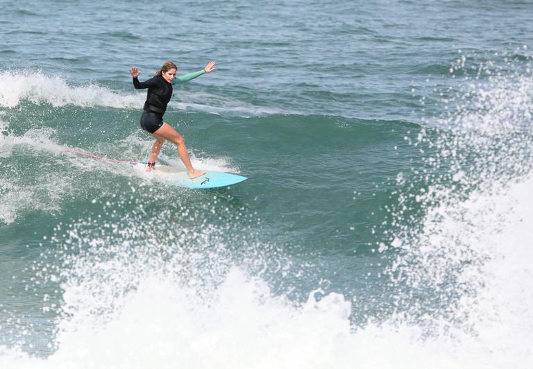 Isabella Santoni é flagrada surfando no Rio e mostra habilidade 