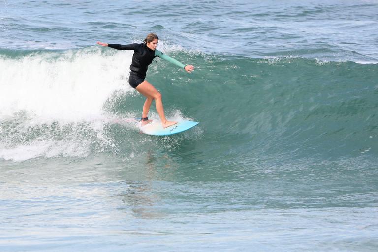 Isabella Santoni é flagrada surfando no Rio e mostra habilidade 