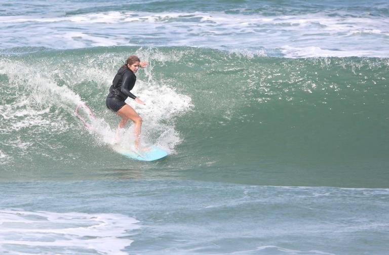 Isabella Santoni é flagrada surfando no Rio e mostra habilidade 