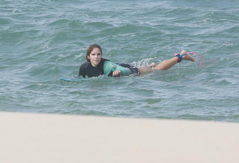 Isabella Santoni é flagrada surfando no Rio e mostra habilidade 