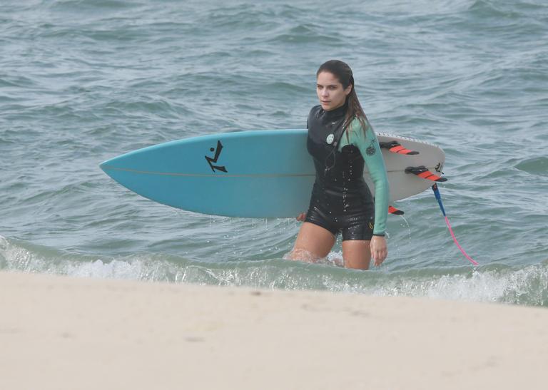 Isabella Santoni é flagrada surfando no Rio e mostra habilidade 