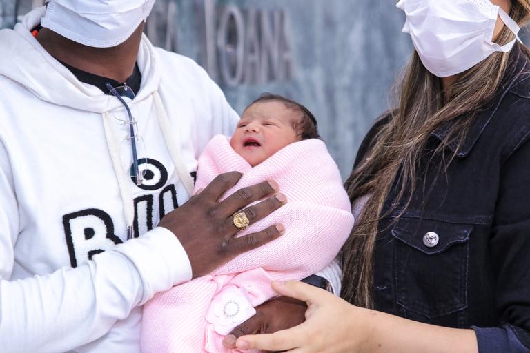 MC Kekel deixa maternidade ao lado da esposa e da filha, Helena