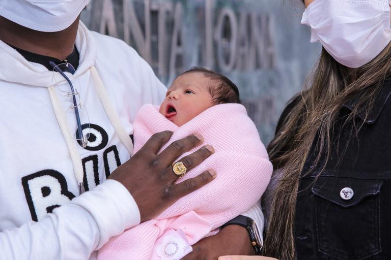 MC Kekel deixa maternidade ao lado da esposa e da filha, Helena