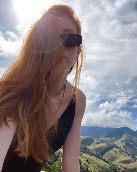 Marina Ruy Barbosa posa belíssima tomando sol em paisagem paradisíaca