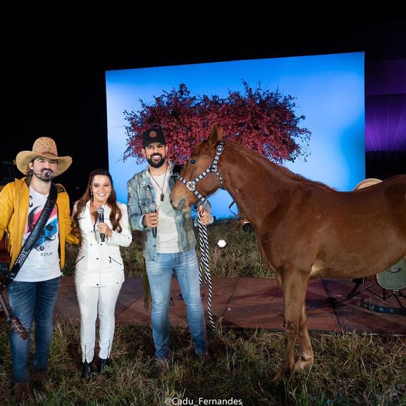 Maiara ganha cavalo de presente do namorado, Fernando Zor