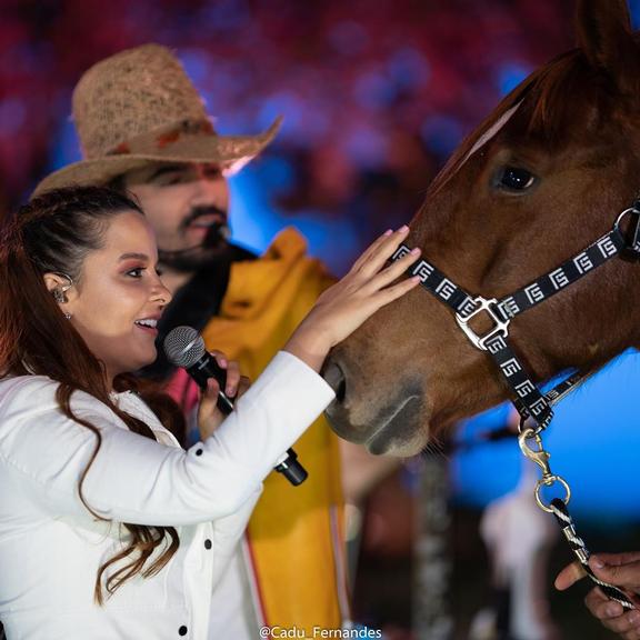 Maiara ganha cavalo de presente do namorado, Fernando Zor