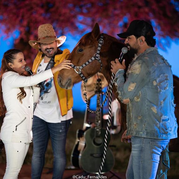 Maiara ganha cavalo de presente do namorado, Fernando Zor