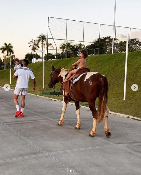 Gusttavo Lima exibe momento fofíssimo ao lado dos filhos