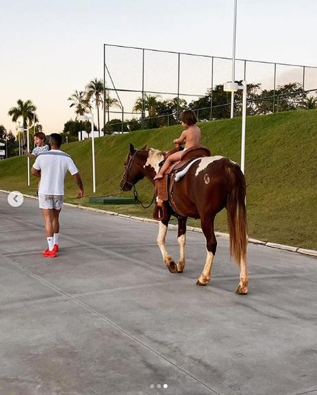 Gusttavo Lima exibe momento fofíssimo ao lado dos filhos