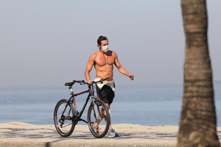 Tuca Andrada exibe barriga trincada na orla da praia de Ipanema