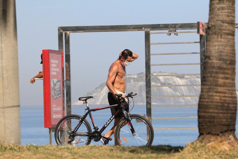 Tuca Andrada exibe barriga trincada na orla da praia de Ipanema