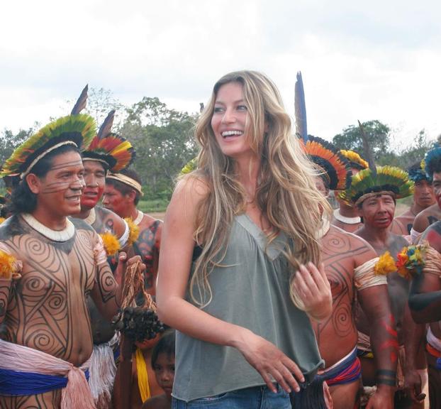 Gisele Bündchen relembra visita à aldeia indígena em 2004