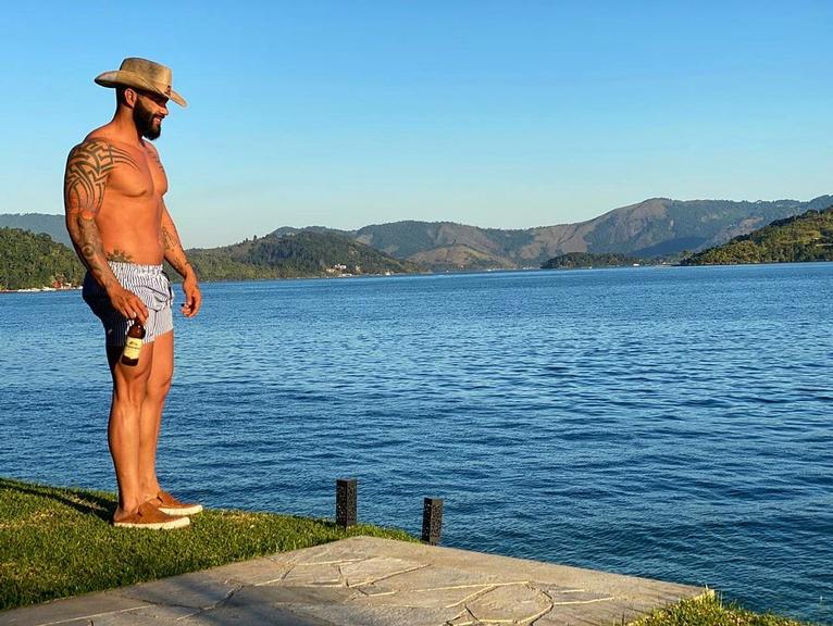 Gusttavo Lima exibe corpaço musculoso sem camisa