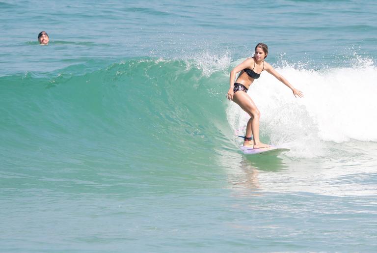 Isabella Santoni é flagrada em dia de surfe na companhia do namorado