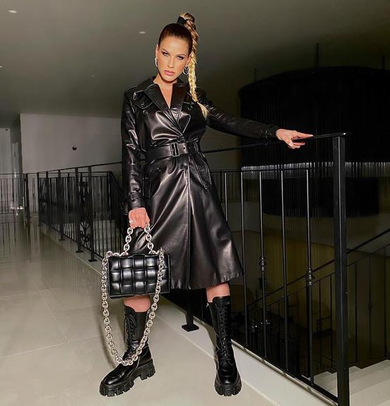 Andressa Suita aposta em look todo preto e ousado 