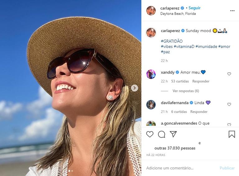 Carla Perez ostenta corpaço em dia de praia com a família