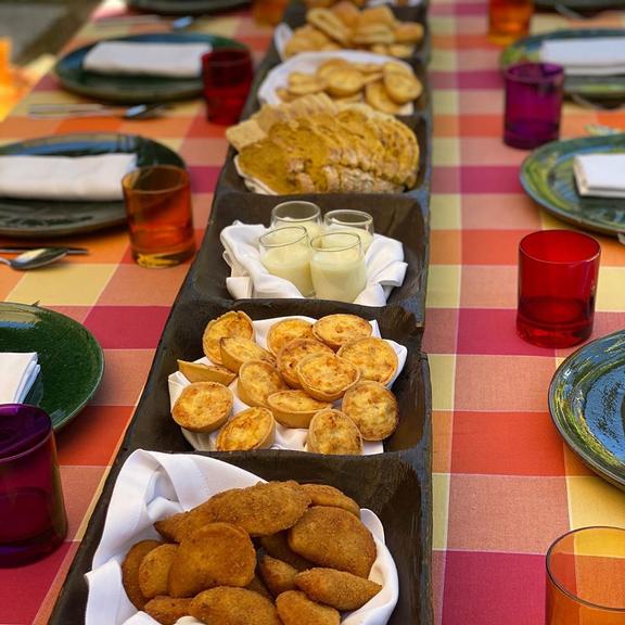 Adriane Galisteu exibe detalhes da festa de 10 anos do filho