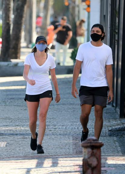 De máscara, Agatha Moreira e Rodrigo Simas são flagrados no Rio