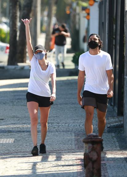 De máscara, Agatha Moreira e Rodrigo Simas são flagrados no Rio