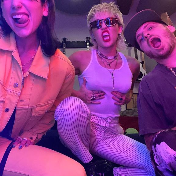 Dua Lipa compartilha cliques com Miley Cyrus em estúdio