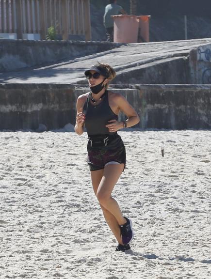 Na praia, Grazi Massafera corre com o personal Chico Salgado