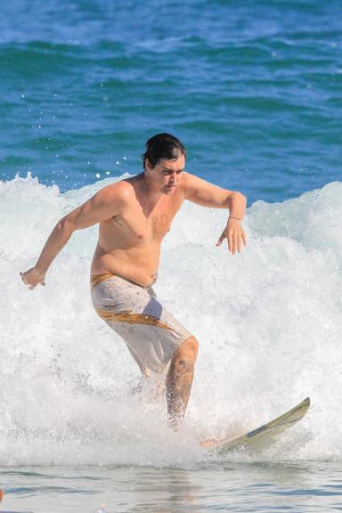 Felipe Dylon é flagrado surfando no Rio