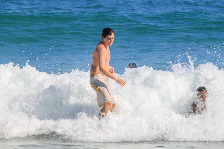 Felipe Dylon é flagrado surfando no Rio