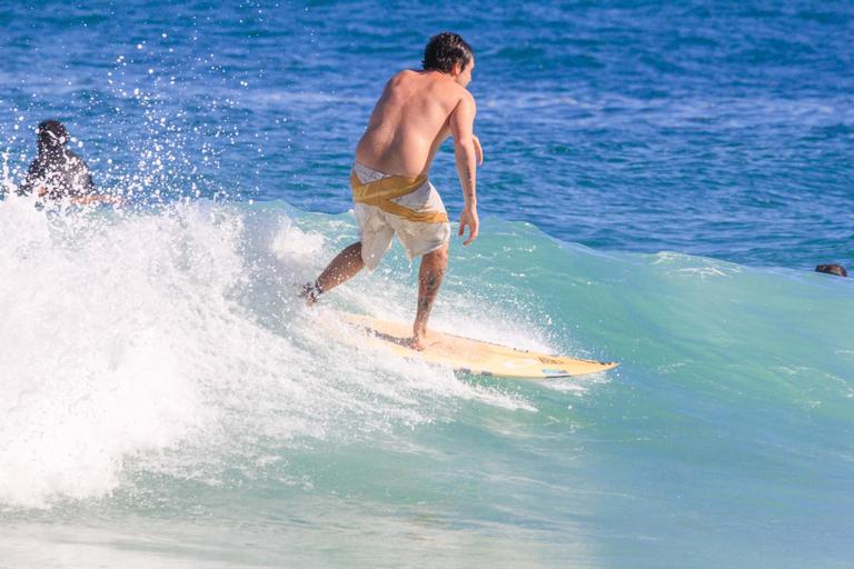 Felipe Dylon é flagrado surfando no Rio