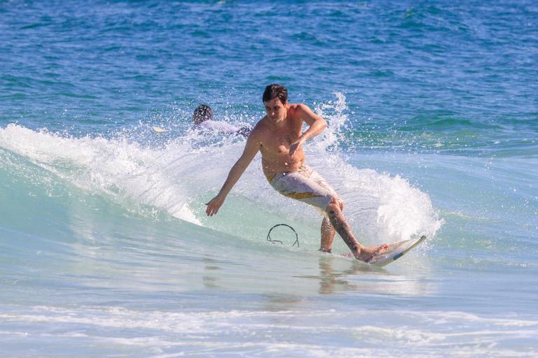 Felipe Dylon é flagrado surfando no Rio