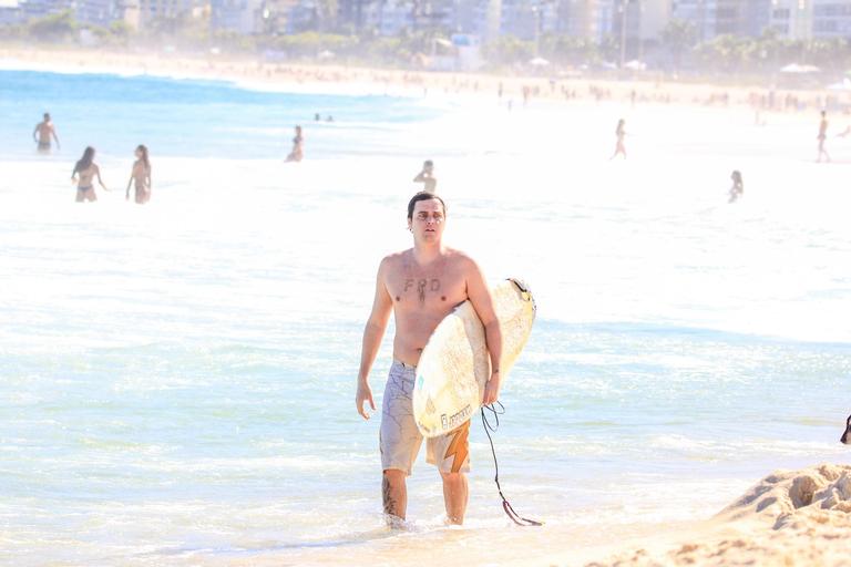 Felipe Dylon é flagrado surfando no Rio