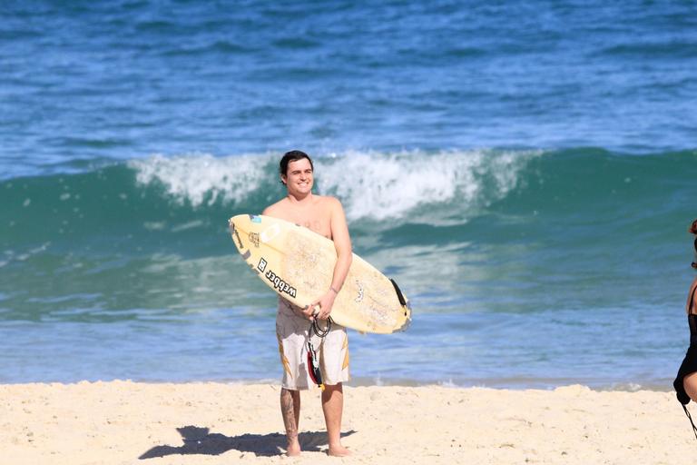 Felipe Dylon é flagrado surfando no Rio