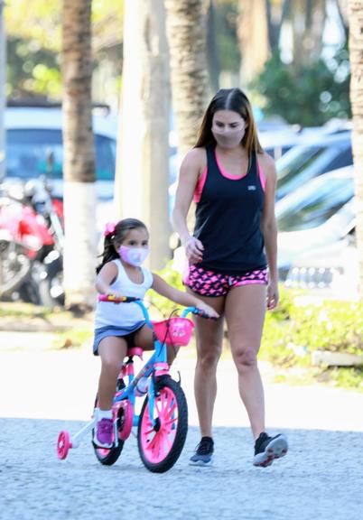 Deborah Secco e Maria Flor são flagradas passeando no Rio