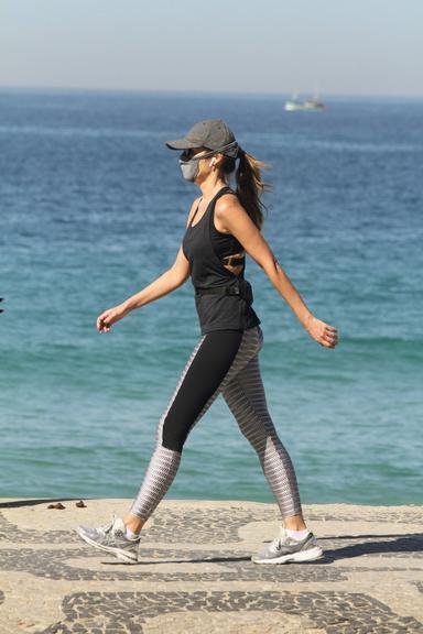 Patricia Poeta é flagrada se exercitando na orla do Rio