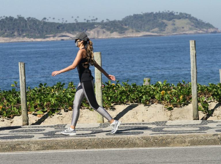 Patricia Poeta é flagrada se exercitando na orla do Rio