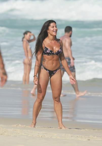 De biquíni, Aline Riscado eleva a temperatura ao ser flagrada em dia de praia