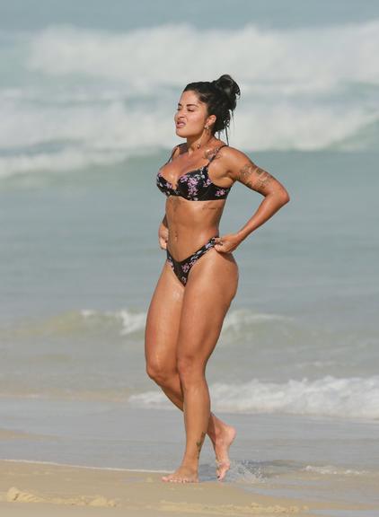 De biquíni, Aline Riscado eleva a temperatura ao ser flagrada em dia de praia