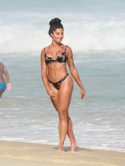 De biquíni, Aline Riscado eleva a temperatura ao ser flagrada em dia de praia