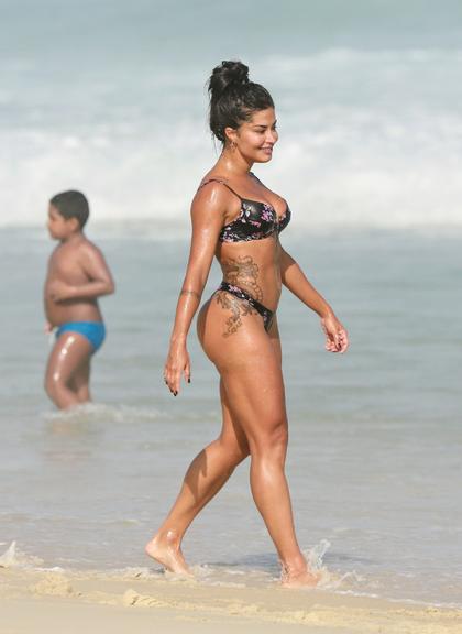 De biquíni, Aline Riscado eleva a temperatura ao ser flagrada em dia de praia