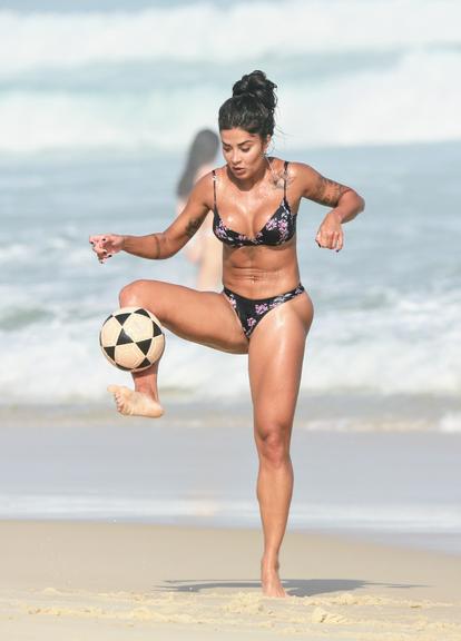 De biquíni, Aline Riscado eleva a temperatura ao ser flagrada em dia de praia