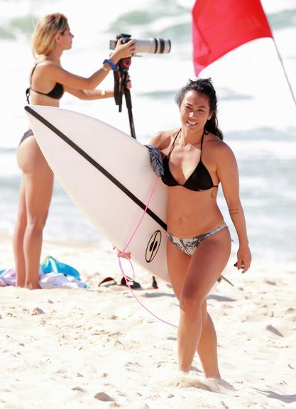 De biquíni, Danni Suzuki é flagrada surfando e exibe corpão