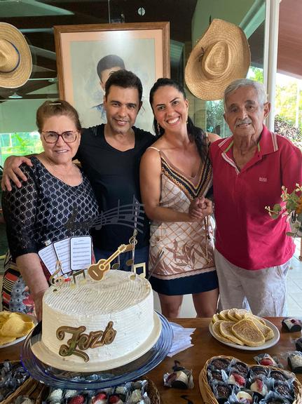 Zezé Di Camargo comemora aniversário de 58 anos