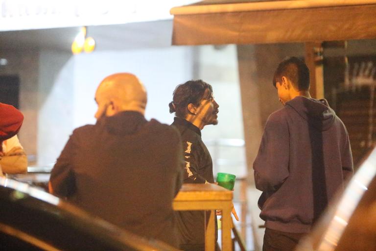 Sem máscara, Douglas Sampaio é flagrado com amigos em bar