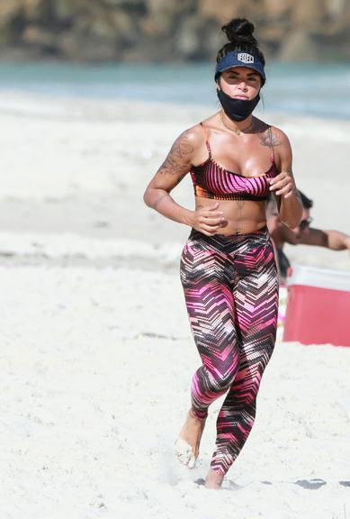 Aline Riscado treina na praia e exibe corpão sarado