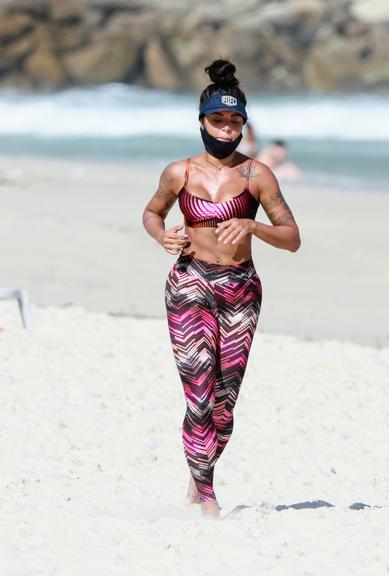 Aline Riscado treina na praia e exibe corpão sarado