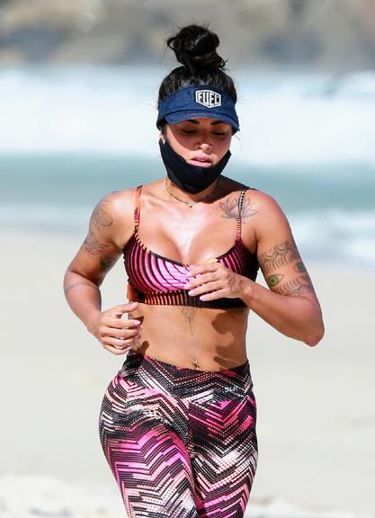 Aline Riscado treina na praia e exibe corpão sarado